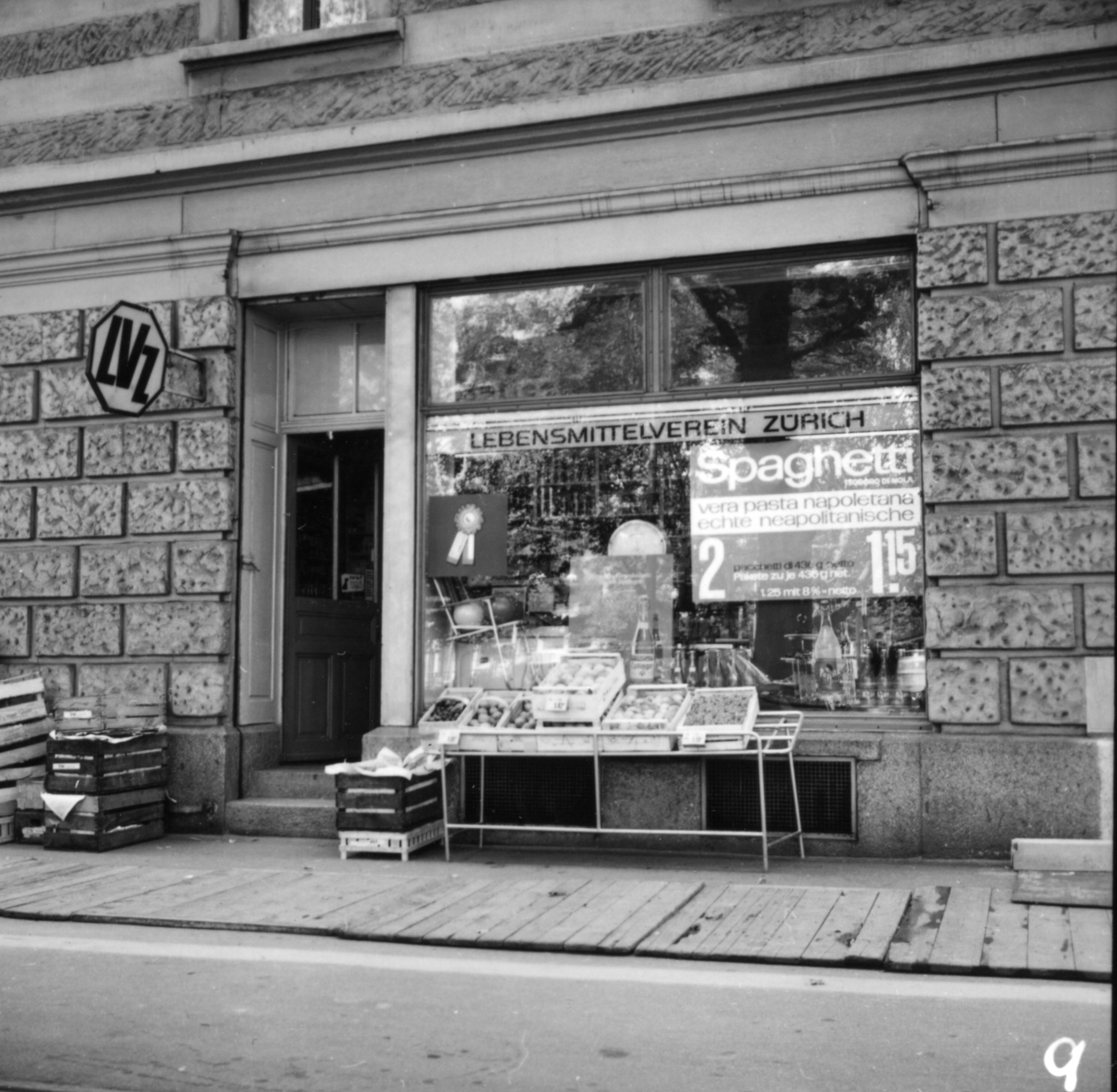 Laden des Lebensmittelvereins Zürich an der alten Landstrasse 77 in Zollikon: Aussenansicht