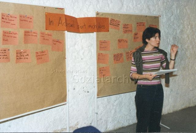 "Adliswil" - Leiterin Barbara spricht vor Pinwand 'In Adliswil stört mich, dass...'; 2001