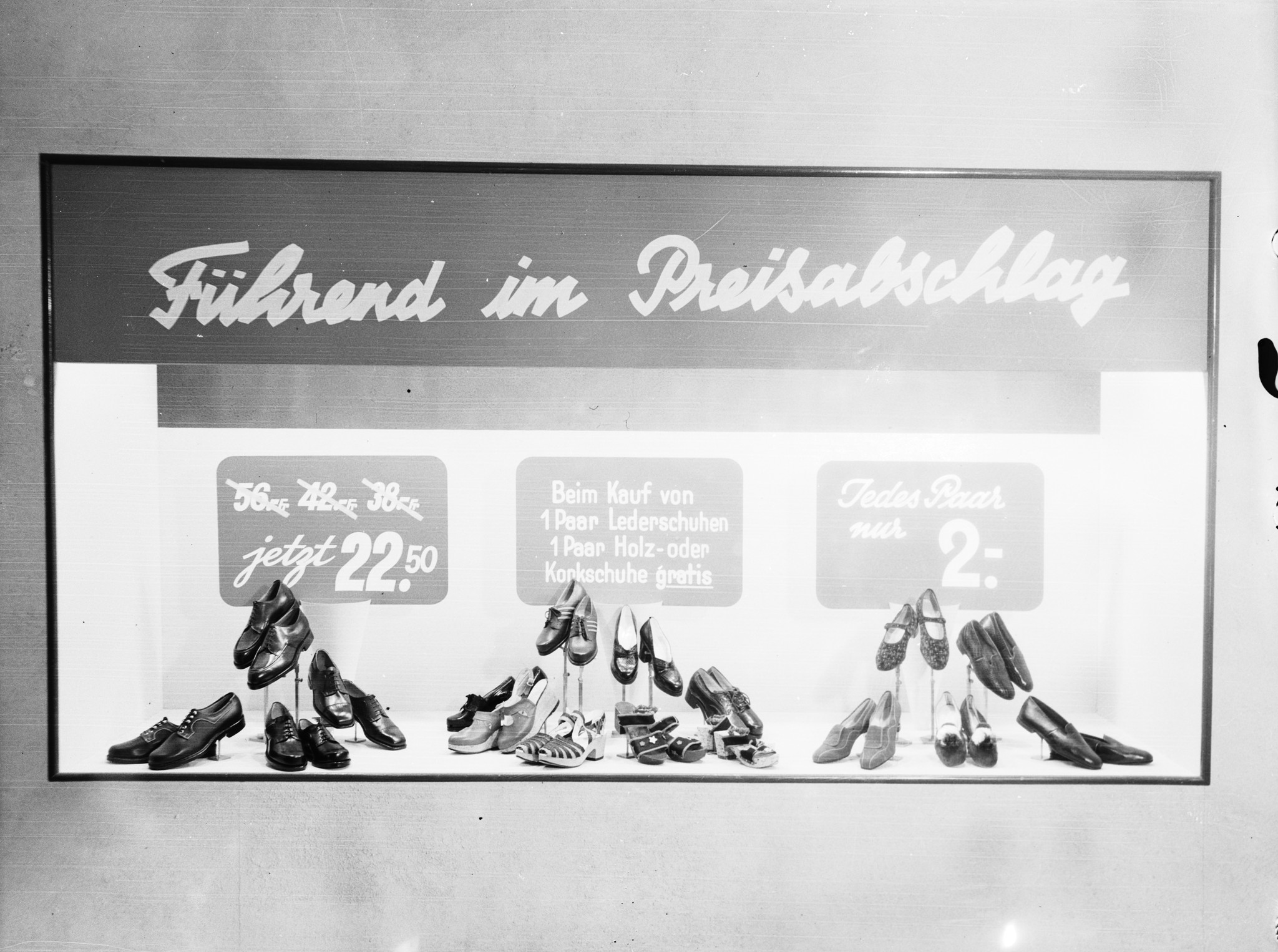 Schaufenster Filiale LVZ: "Führend im Preisabschlag", Schuhe