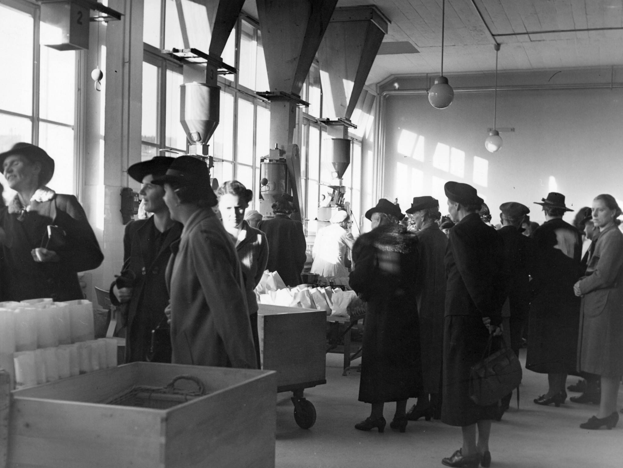 Frauen bei einer Betriebsbesichtigung in einem Betrieb des Lebensmittelvereins Zürich