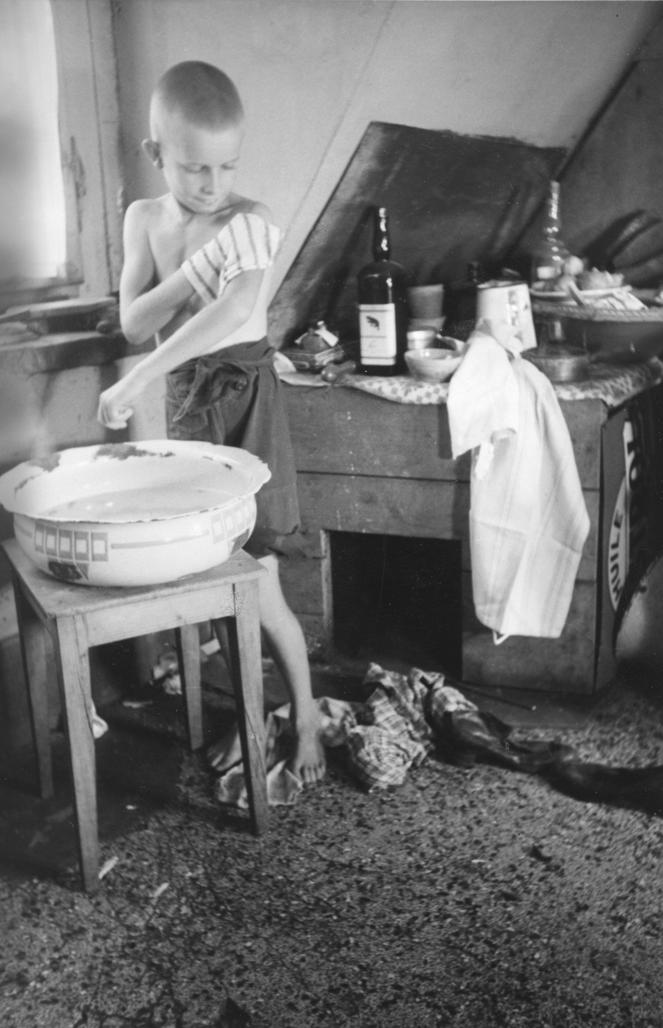 "Arbeiterkinderhilfe - Eine Reportage von Bärble Schwarz, Zürich, 1945", "vor der Reise (aus ungesunden und unfreundlichen Wohnungen holen wir unsere Kinder)", Knabe beim Waschen in armen Verhältnisse, vermutlich in Zürich