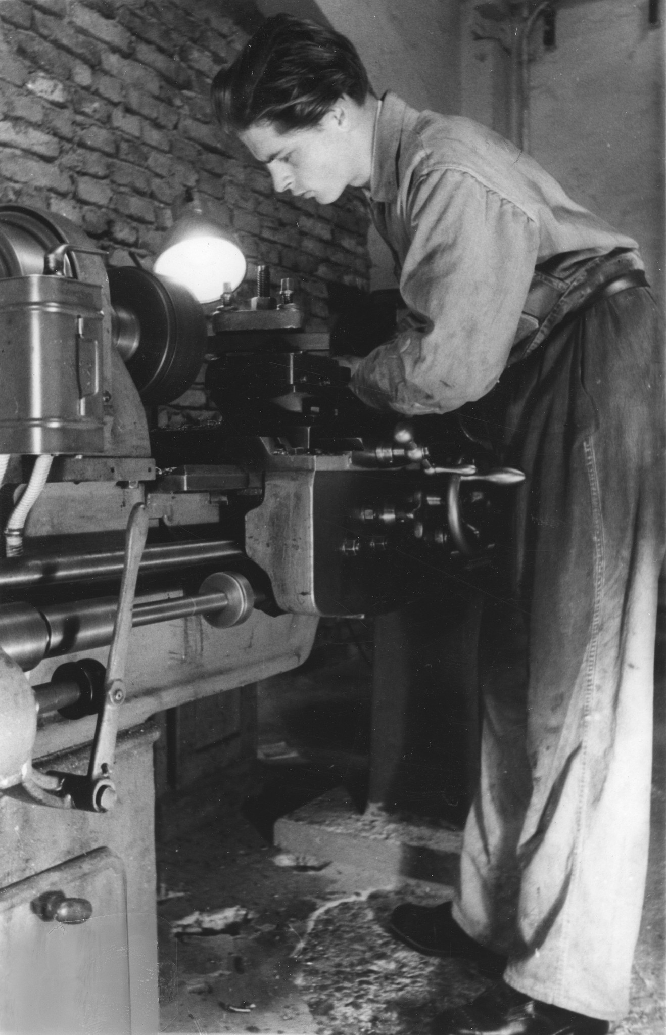 "Österreichische Lehrwerkstätten. Auch die Maschine muss er beherrschen lernen", Auszubildende bei der Arbeit, Wien, um 1950