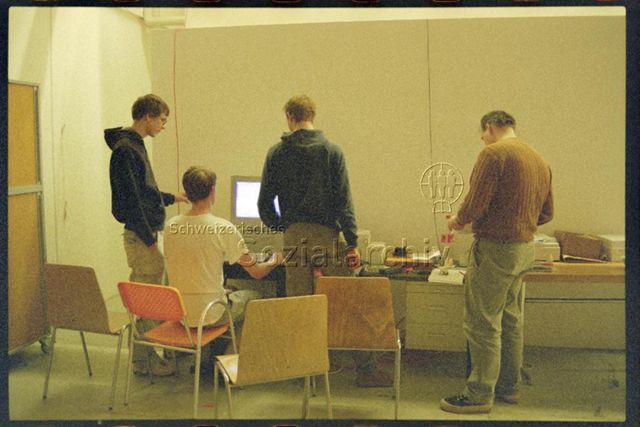 Gespräch vor dem Computer, von links: Flo Meyer, Marc Matter, n.n., Mark Brüderle