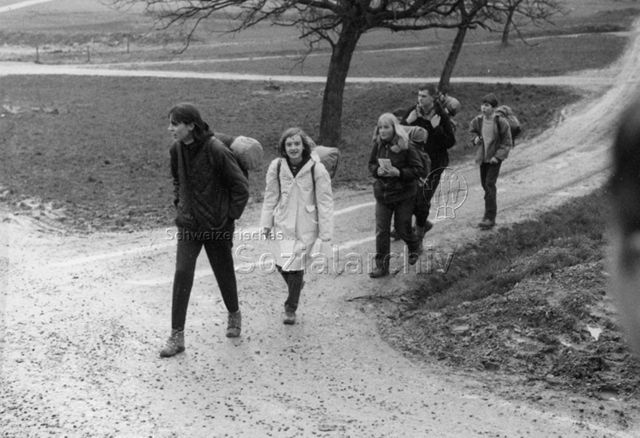 Fünf Jugendliche wandern über Feldweg; um 1980