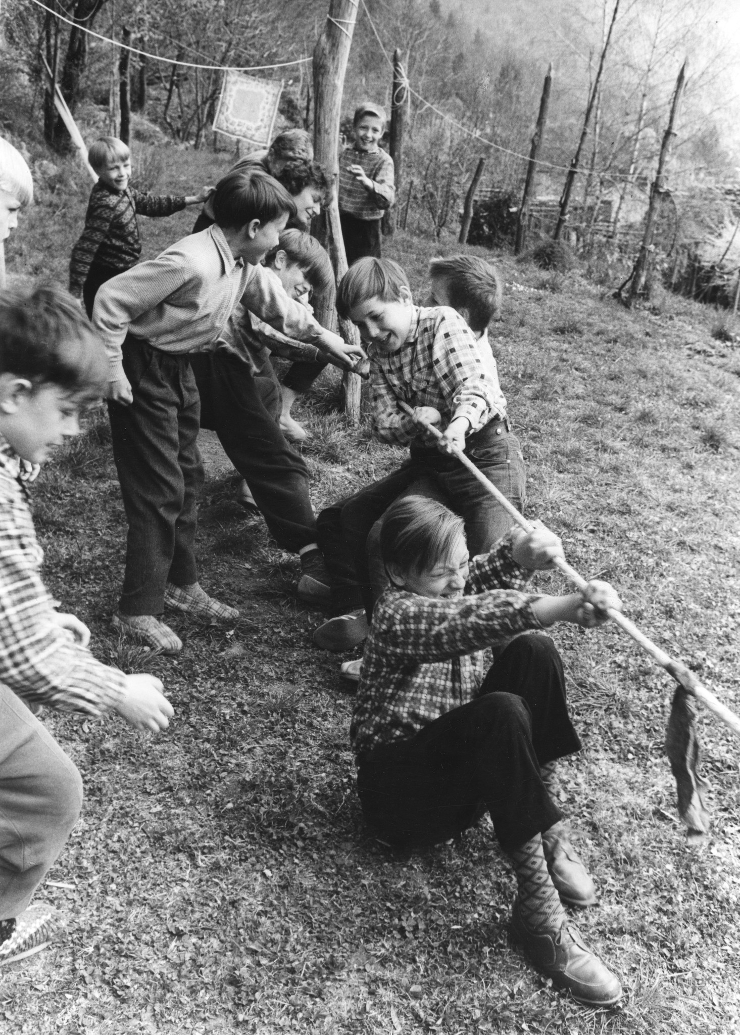 Berliner Flüchtlingskinder in der Casa solidarietà; eine Gruppe von Kinder spielen Seilziehen
