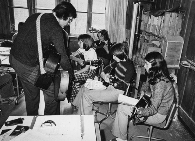 "Bergkinder" - Lehrer bringt vier Kindern das Gitarrespielen bei; um 1975