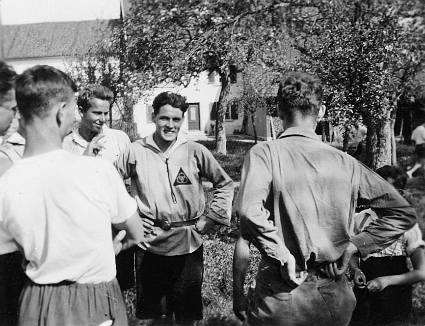 Wandervögel unterhalten sich während der Wandervogel-Landsgemeinde in Rümlang (1932)