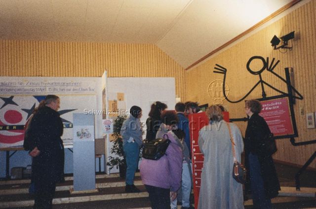 Messestand, evt. an der OFFA 1994 in St. Gallen - Besucherinnen und Besucher beim Zirkus-Infostand