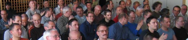 Generalversammlung des Pink Cross (02.04.2005, Frauenfeld) – klatschende Vereinsmitglieder