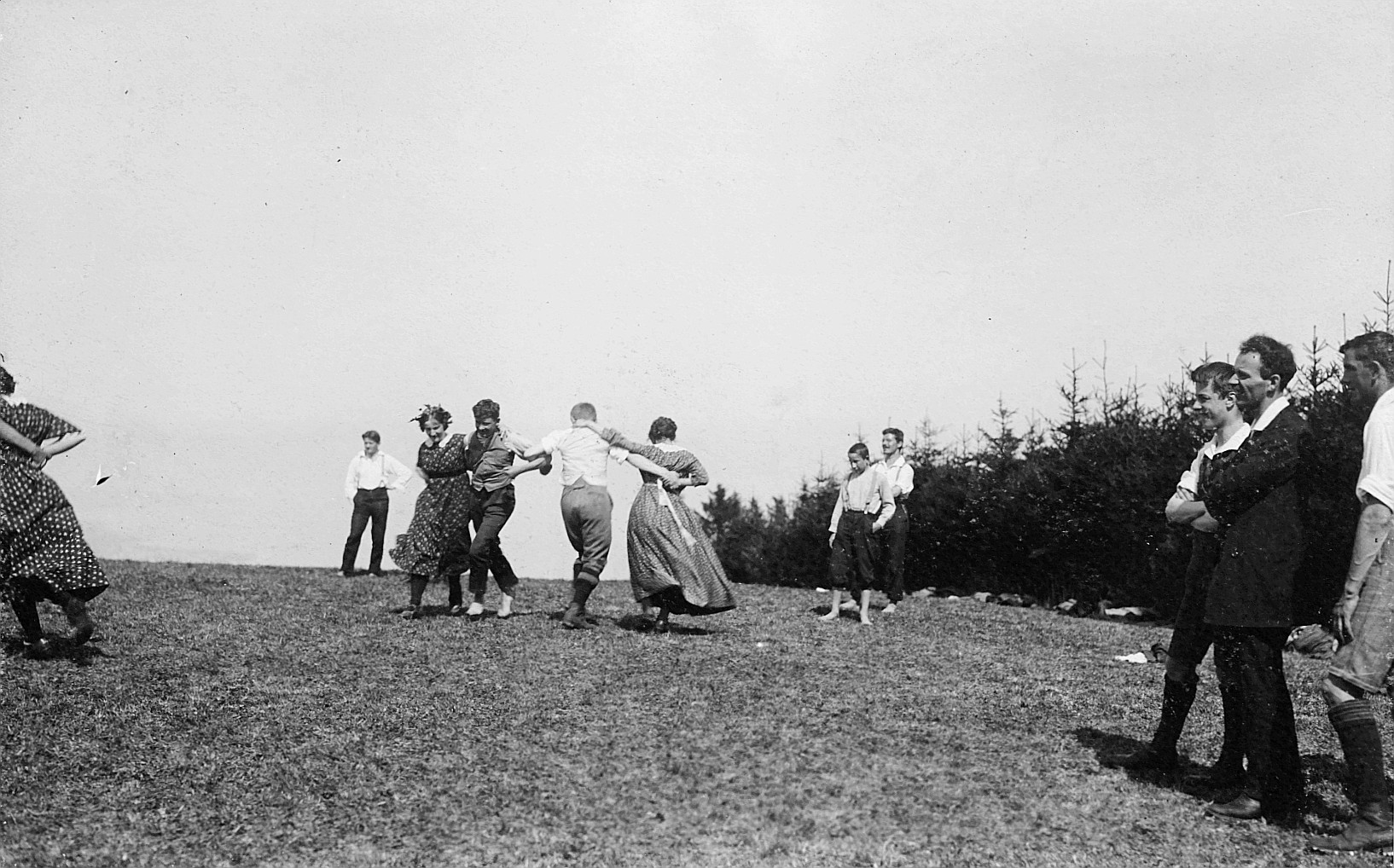Wandervögel der Ortsgruppe Winterthur am Osterfahrt - Volkstänze auf der Wiese - "Vierer" (1914)