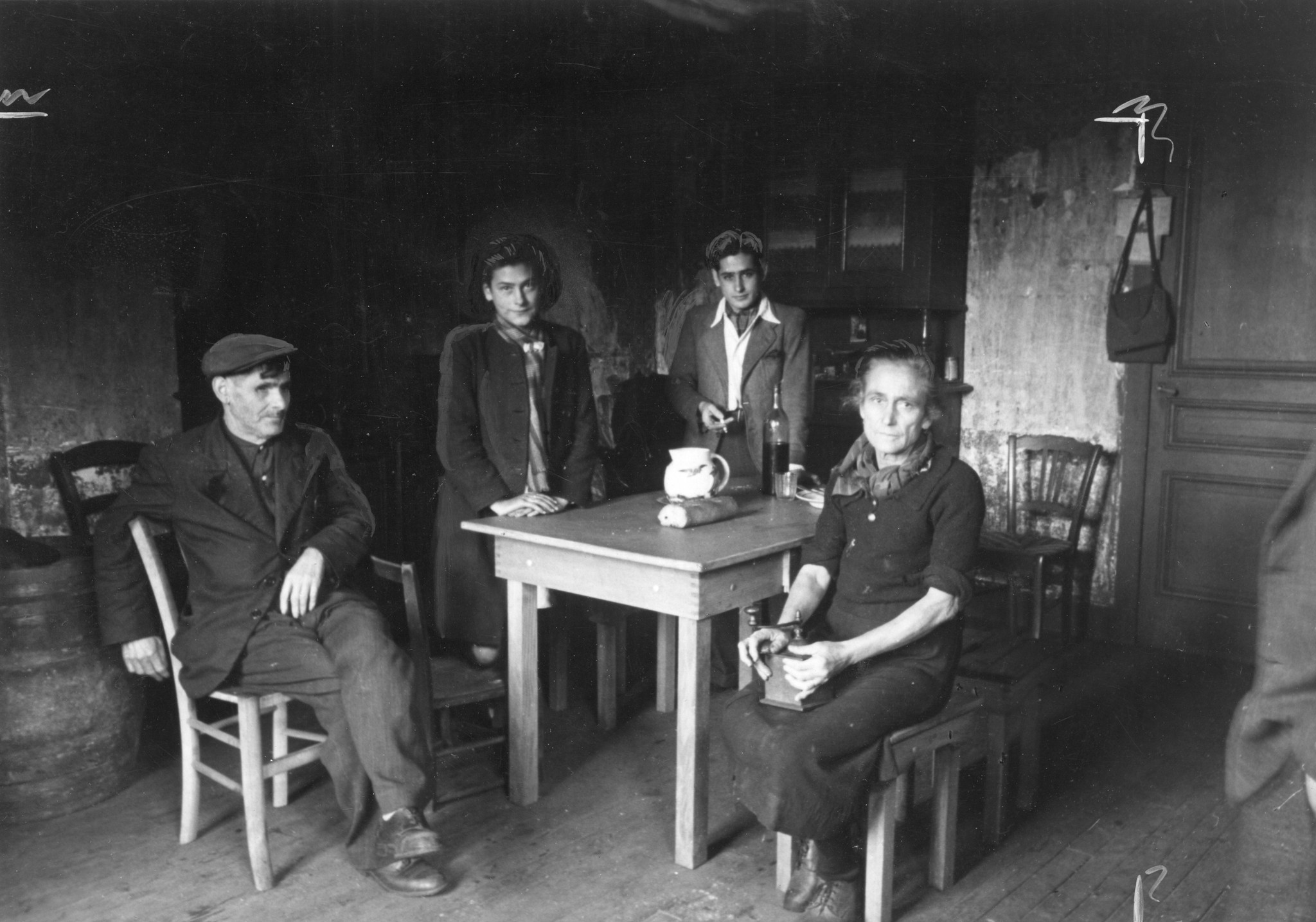 "Saint-Etienne, 1945. Familie Figueras in ihrer düstere Wohnung. [...] Am 26. Mai 1944 verloren sie alles bis auf den letzten Teller in den Flammen und Ruinen ihres Hauses. Als Spanier erhielten die Leute bis heute keine Entschädigung. [...]"