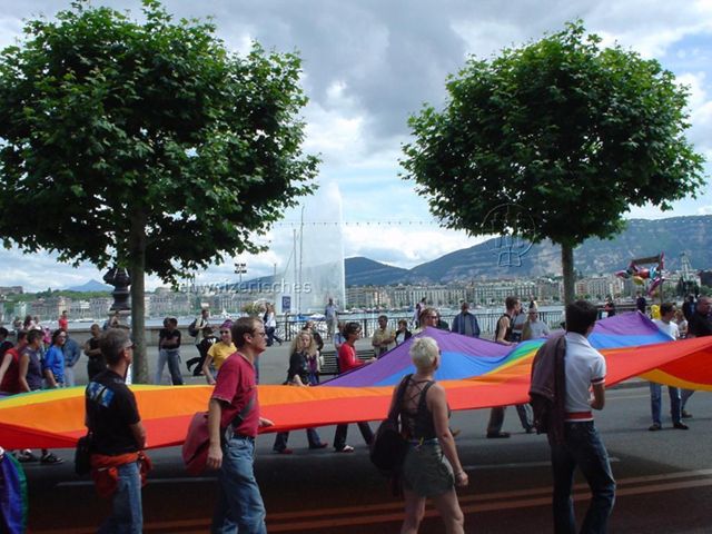 Pride Romande 2004 (10.07.2004, Genf) – Demonstrierende mit grosser Regenbogenflagge, im Hintergrund: Jet d'Eau