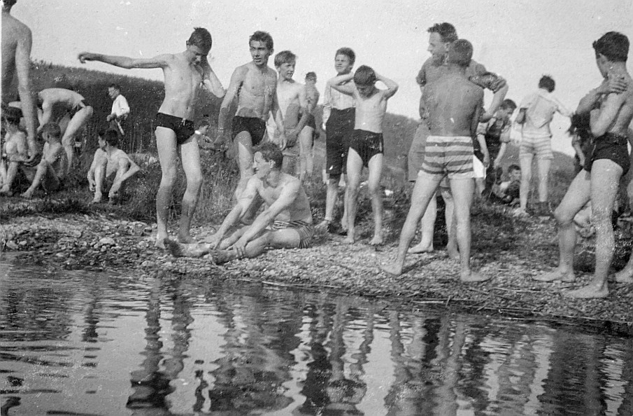 Wandervogel-Landsgemeinde in Hüttwilen - Wandervögel in Badeanzug am Ufer eines Flusses oder eines Sees (1921)