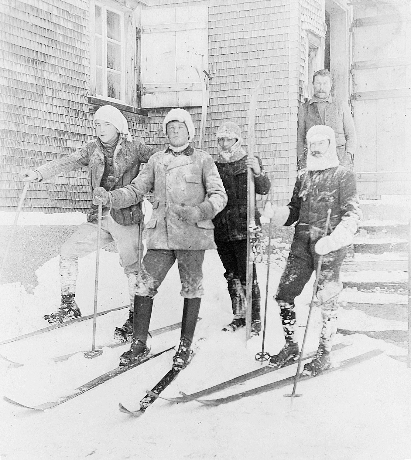 Skilager Gamperdon: Wandervögel mit den Skis posieren vor dem Sklilagerhaus (1907/08)