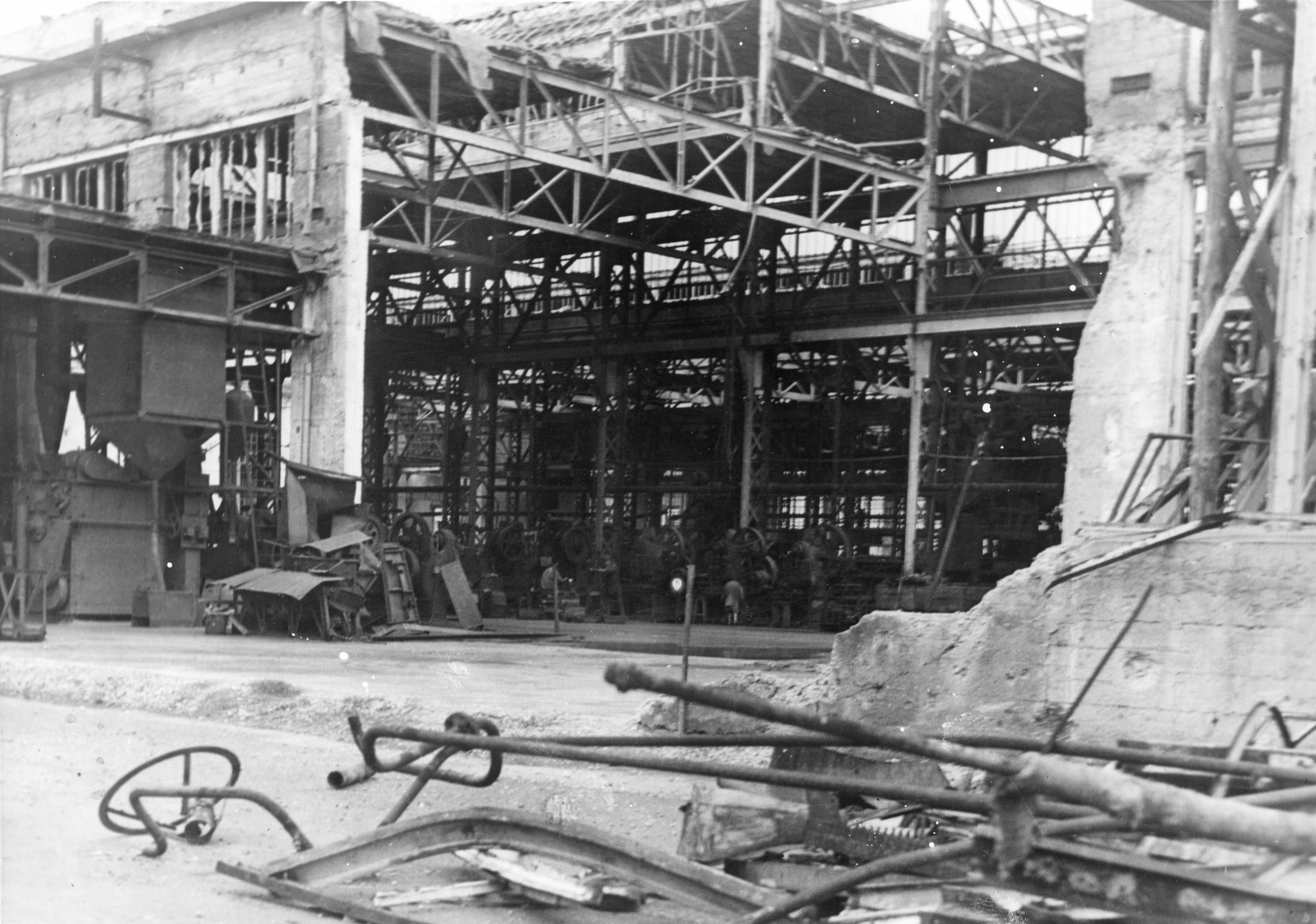 "Lyon, Usine(s) Berliet, 1944. Die Arbeit fängt in den Ruinen an."