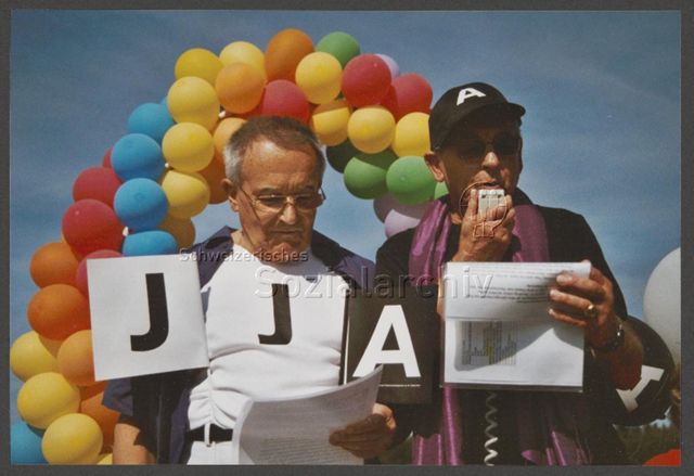 Aktion der HAZ: "Rainbow-Wolke of Love" im Vorfeld der kantonalen Abstimmung zum Partnerschaftsgesetz (08.09.2002) –Röbi Rapp mit Megaphon und Ernst Ostertag <br>