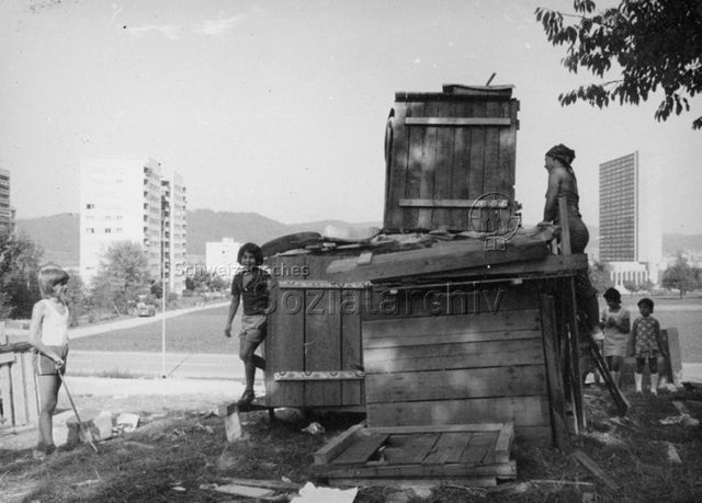 "Robinsonspielplatz Spreitenbach AG" - Kinder und Jugendliche beim Spielen, Holzhütte; 1973