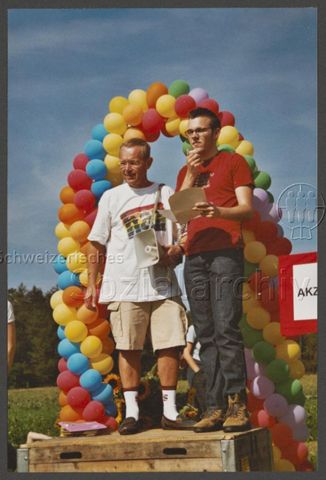 Aktion der HAZ: "Rainbow-Wolke of Love" im Vorfeld der kantonalen Abstimmung zum Partnerschaftsgesetz (08.09.2002)<br>