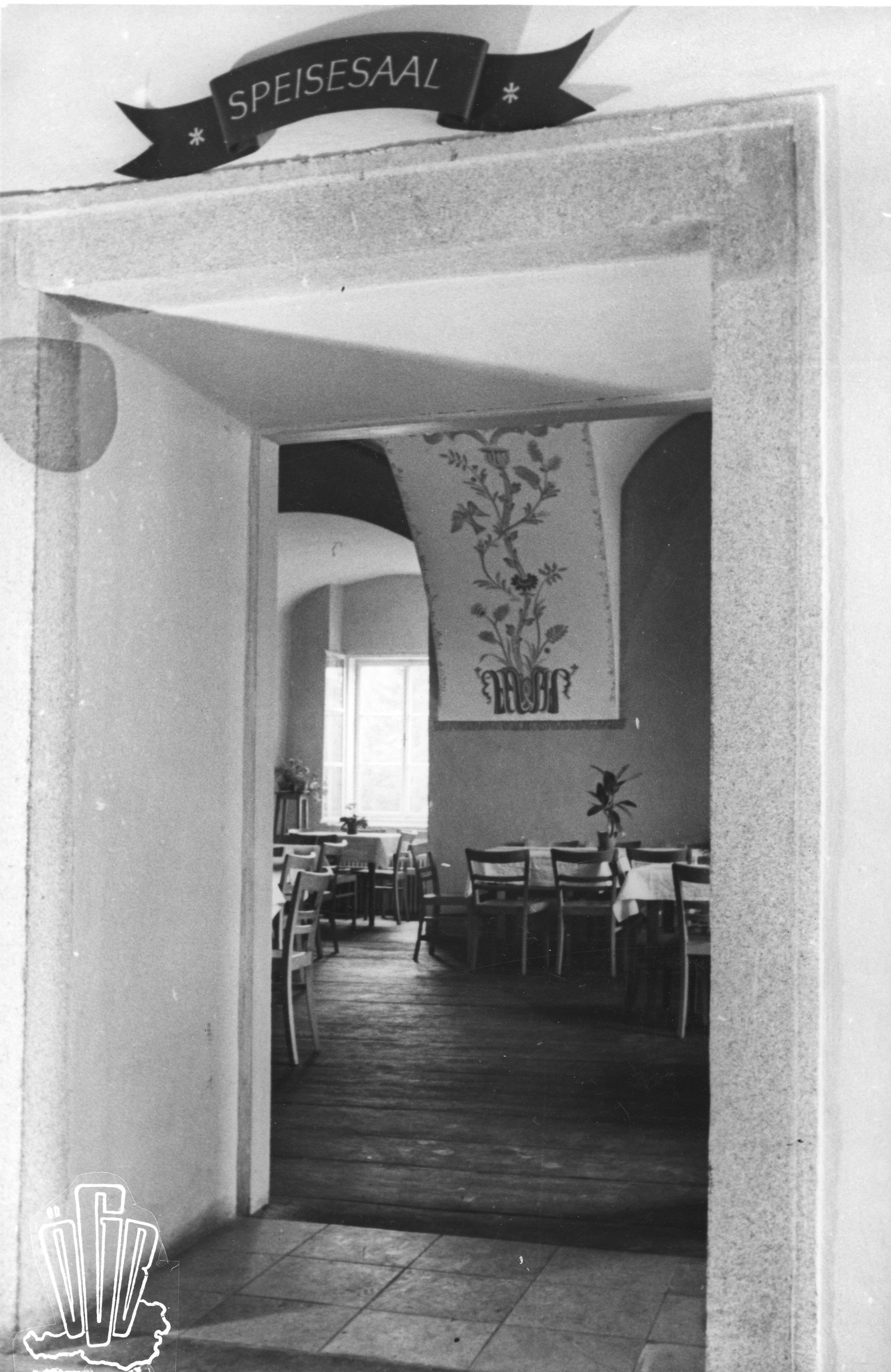 "Speisesaal im Gewerkschaftsbildungsheim Schloss Weinberg, [bei Kefermarkt Oberösterreich]", um 1950