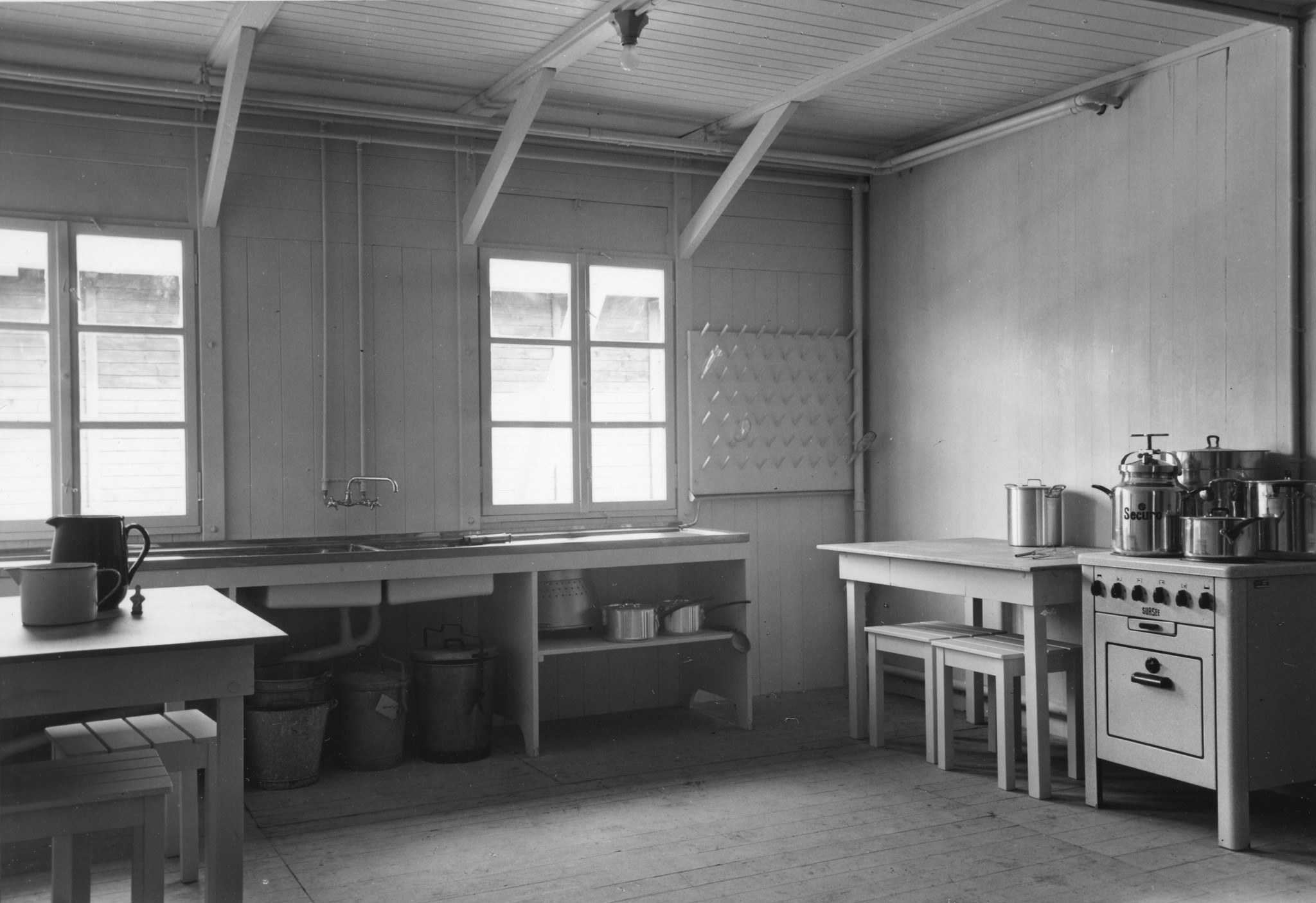 Sozialzentrum in Saint-Lô; Küche mit Abwaschtrog und kleinem Backofen