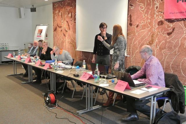 Generalversammlung des Pink Cross (2013, Bern) – Vorstandspodium (v.l.n.r.): Claude Bregnard, Adrian Moeri, Helmut Eichinger, Rolf Trechsel, Sandor Marazza, Alicia Parel, Christoph Stutz