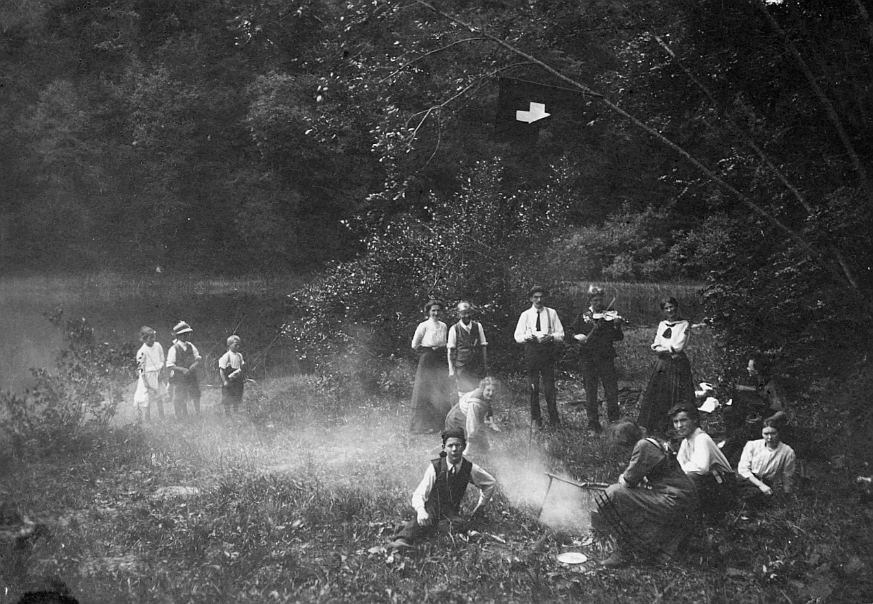 Wandervögel der Ortsgruppe Winterthur am Lagerfeuer in der Nähe eines Seelis (vermutlich) - Drei Kinder anwesend - Ein Wandervogel G