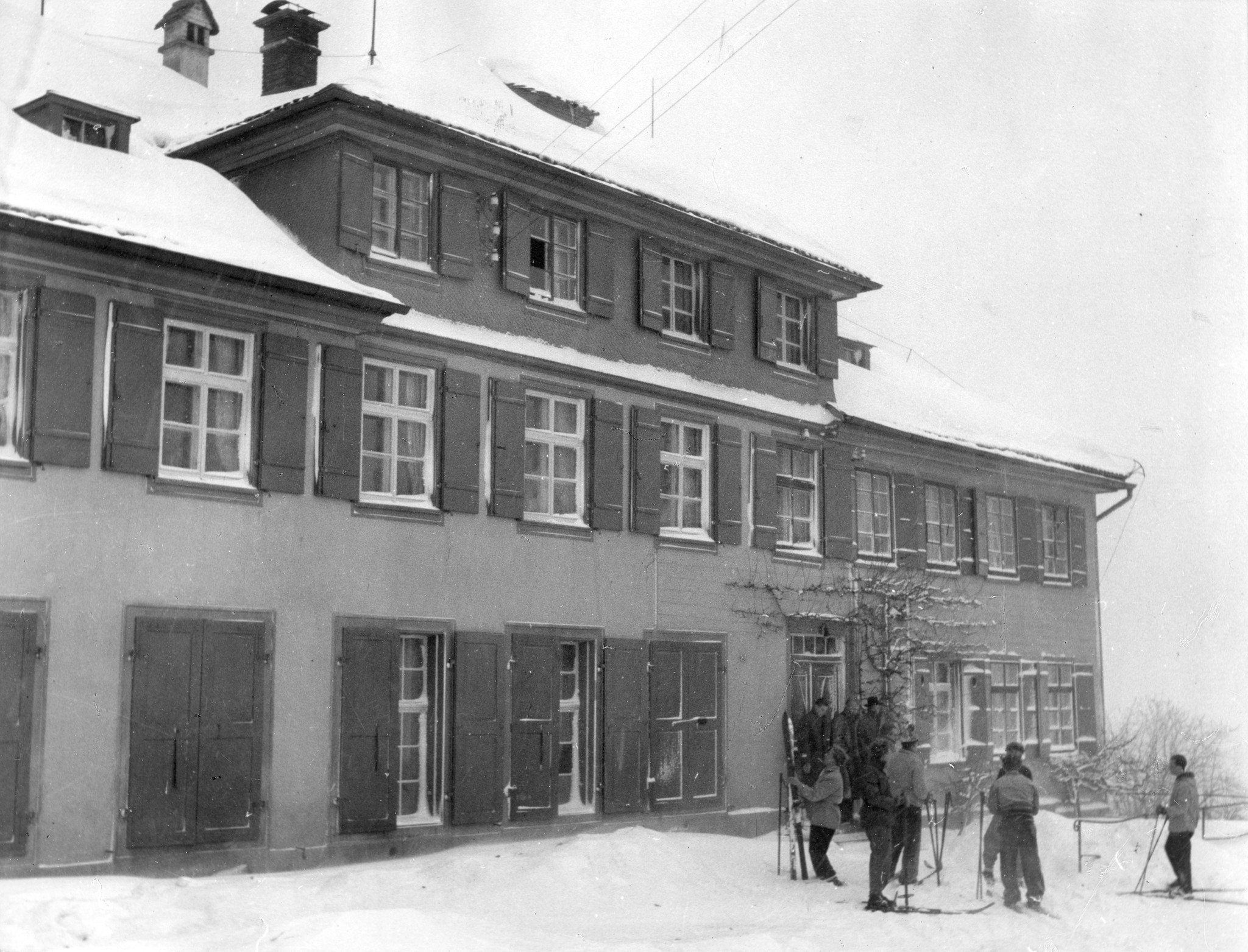 Erholungsaktion für jugendliche deutsche Flüchtlinge im Ferienhaus Lindenbühl 1952/1953; Jugendliche in Skimontur vor dem Ferienhaus stehend
