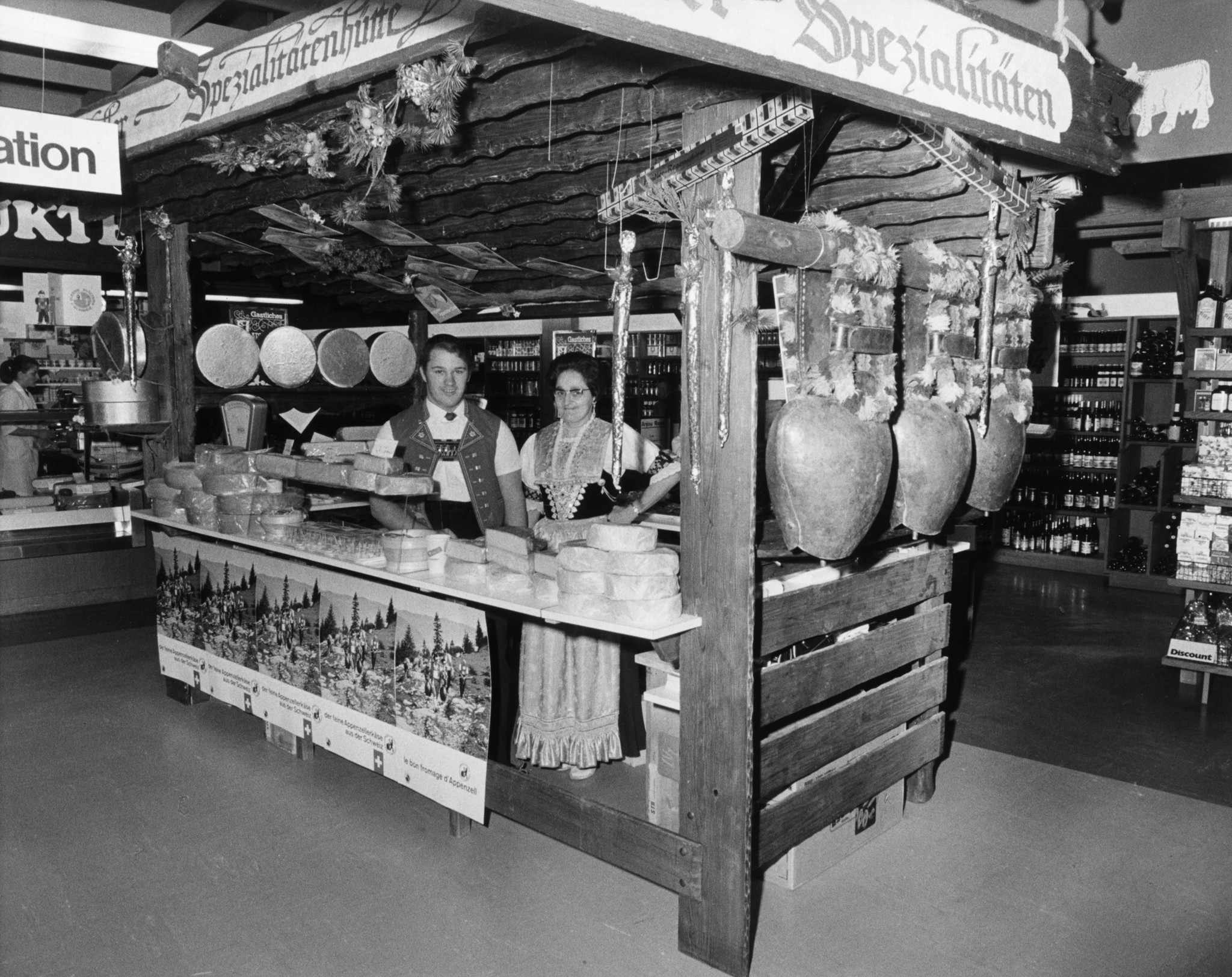 Angestelle an einem Stand anlässlich von Appenzeller-Wochen in einem Supermarkt