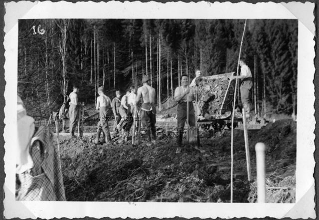 Album Alfred Brauchli, Teil 1/3: 699 Tage Aktivdienst 1939-1945 als Sanitätssoldat bei der Sanitätskompanie I/​7, Thurgau: - Baustelle der Armee mit zwei Soldaten auf Kipplore, die anderen graben mit spatenähnlichen Geräten mit zwei Stielen