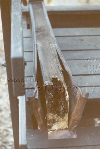 Bosco della Bella - Feriendorf für kinderreiche Familien - Morsches Holz und verbogenes Blech an einem der Ferienhäuser; 1992