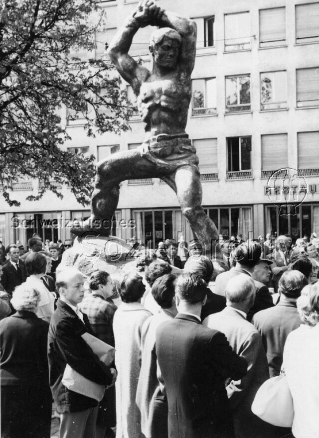 Einweihung der Bronzestatue "Befreiung" von Werner Friedrich Kunz auf dem Werdplatz in Zürich (28. April 1962)