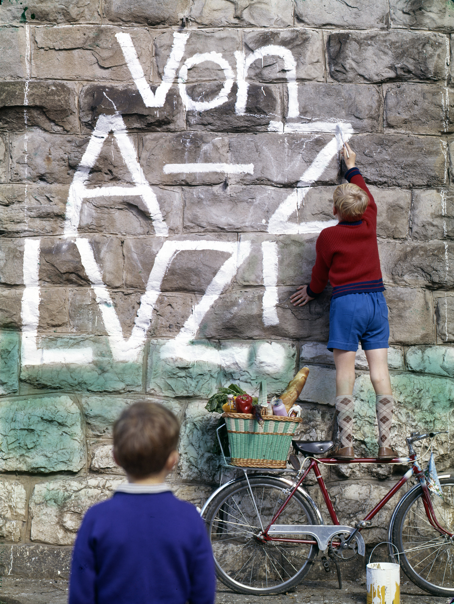 "Von A-Z LVZ!" - zwei Knaben malen den Werbeslogan an eine Mauer, ca. 1970