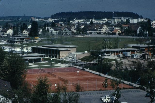 "Tennisplatz, Gemeinschaftszentrum Seebach, Zürich" - Ansicht der Anlage, hinten links das Freibad; um 1975
