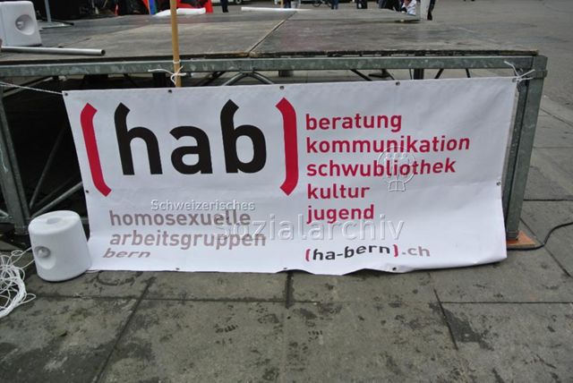 Kundgebung in Bern gegen die Familieninitiative der CVP (16.11.2013, Bern) – "(HAB) – Homosexuelle Arbeitsgruppen Bern – Beratung - Kommunikation - Schwubliothek - Kultur - Jugend"