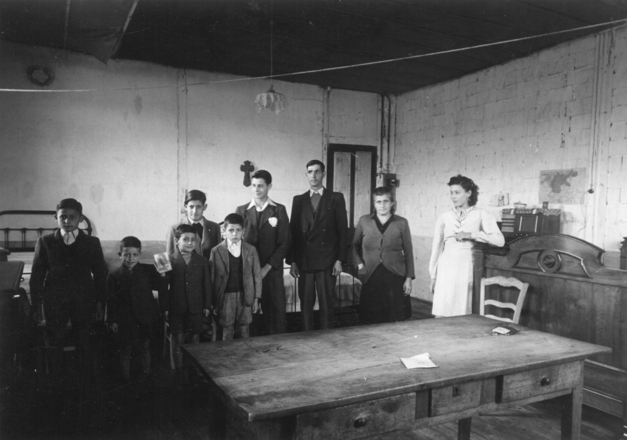 "Saint-Etienne, 1945. Bergarbeiterfamilie Grenados. Der Vater ist an Silicose erkrankt, er kann nur zeitweise arbeiten. Die beiden grössten Kinder verdienen. Das Zimmer ist ungeschützt vor Nässe und Kälte. [...]"