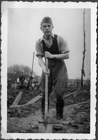 Album Alfred Brauchli, Teil 1/3: 699 Tage Aktivdienst 1939-1945 als Sanitätssoldat bei der Sanitätskompanie I/​7, Thurgau: - Soldat mit Spaten