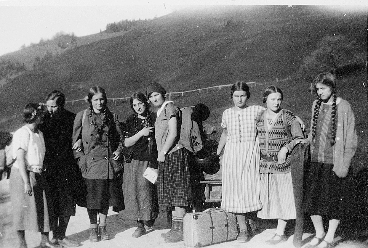 Tränen hab' ich viele vergossen: Abreisende (vermutlich) Wandervögel mit Rucksäcken und Gepäcken (1925)