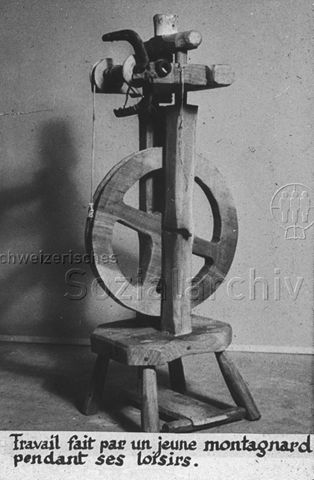 "Selbstgebautes Spinnrad - travail fait par un jeune montagnard pendant ses loisirs"