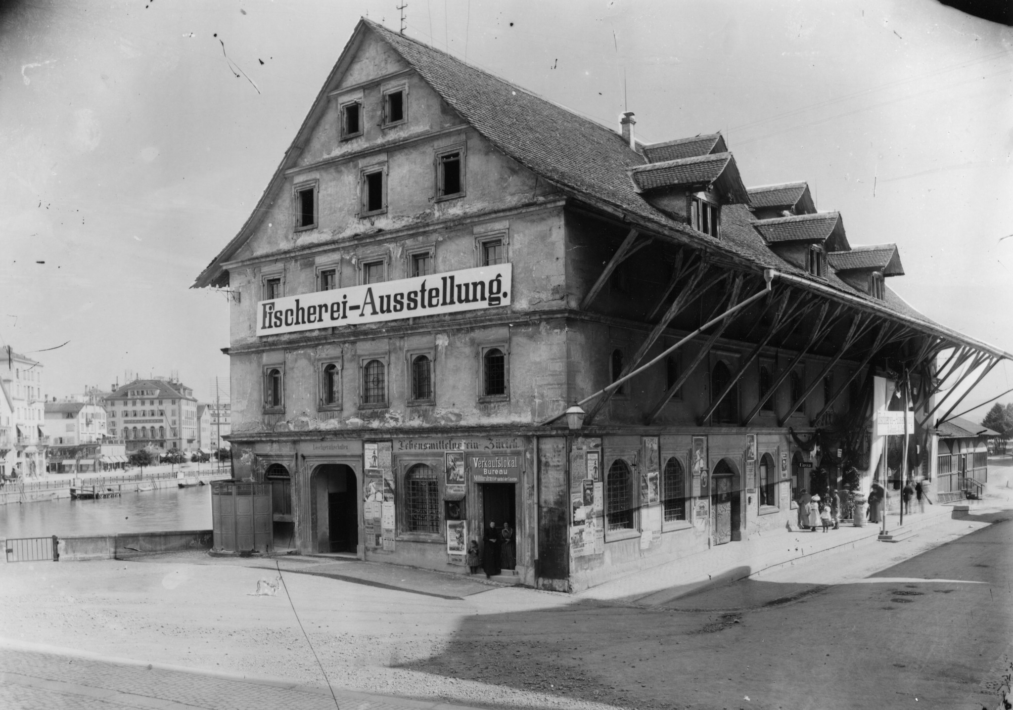 "Fischerei-Ausstellung" - Das alte Kornhaus in Zürich (vor dem Fraumünster, 1897 abgerissen), im untern Stockwerk befand sich das erste Verkaufslokal des Lebensmittelvereins Zürich