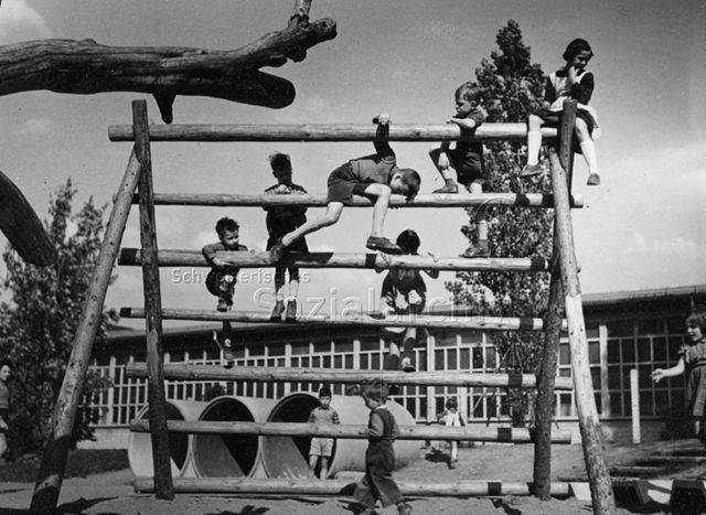 Spielplatz Heiligfeld, Letzigraben Zürich - Kinder beim Spielen auf einem Klettergerüst aus Holz; um 1960