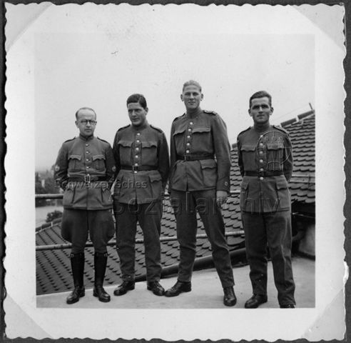 Album Alfred Brauchli, Teil 1/3: 699 Tage Aktivdienst 1939-1945 als Sanitätssoldat bei der Sanitätskompanie I/​7, Thurgau: Gruppenfoto von Soldaten in Uniform