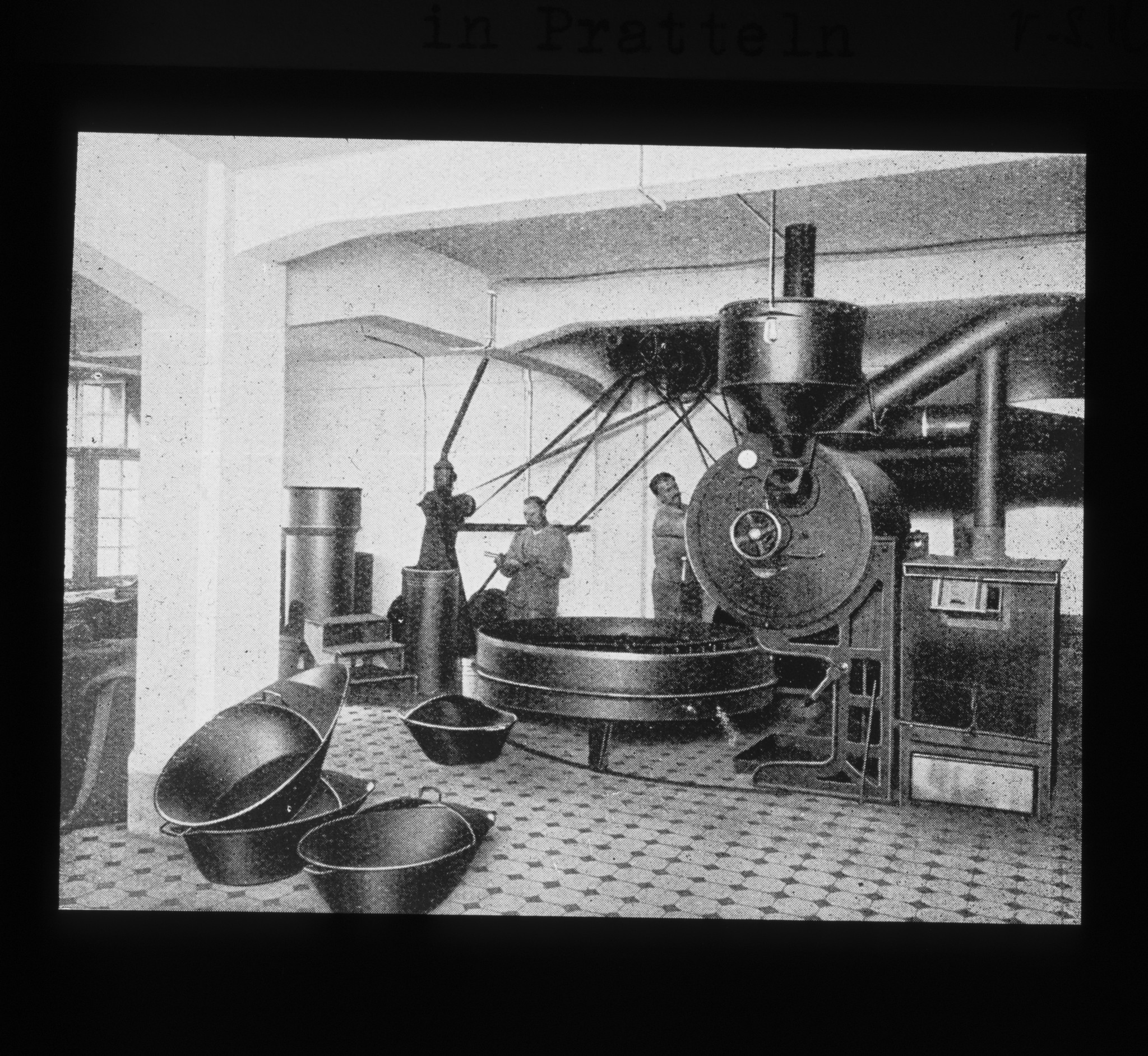 Dia: Röstmaschine und Kessel der Kaffee-Rösterei des V.S.K. (Verband schweizerischer Konsumvereine) in Pratteln.