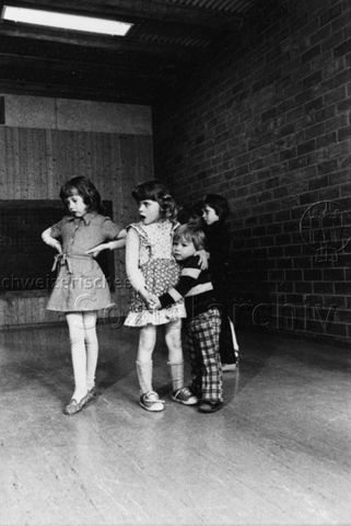 "Kindergarten" - spielende Kinder; um 1980