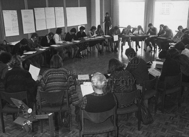 "Elternbildung" - Eltern sitzen im Kursraum; um 1980