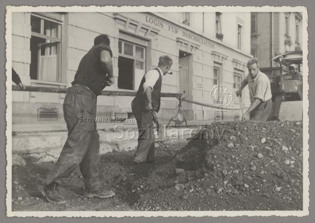 Umbau Helvetiaplatz, 1954, im Hintergrund Liegenschaft "Logis für Durchreisende