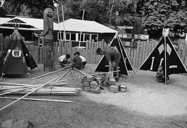 Spielplatz - Jungen beim Bauen von Zelten; um 1965