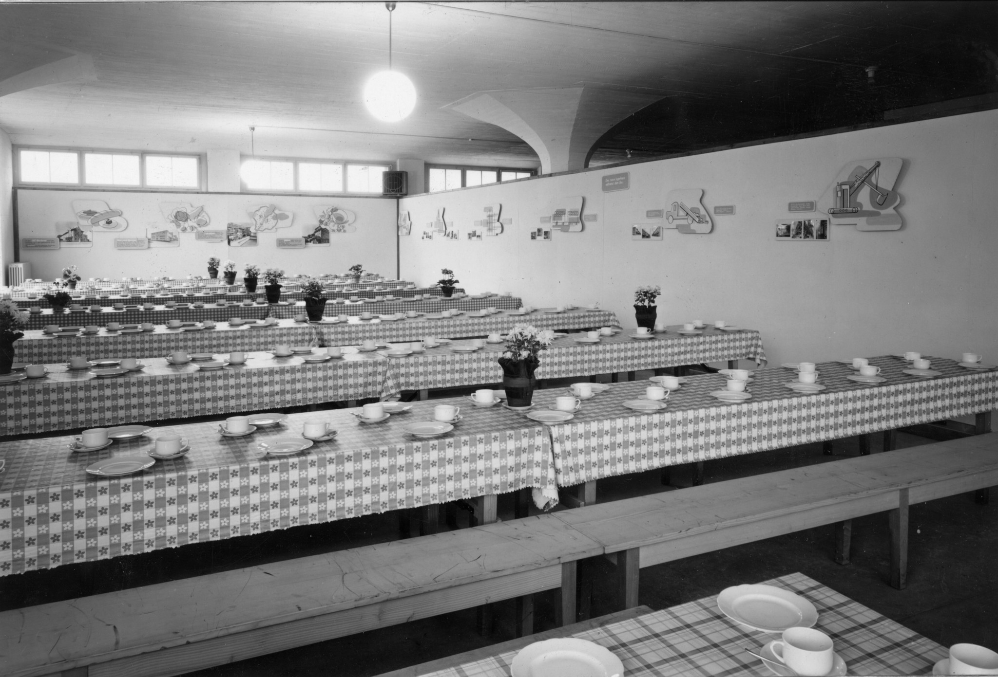 Betriebsbesichtigungen 1930er / 40er Jahre: Gedeckte Tische bereit für die Verköstigung