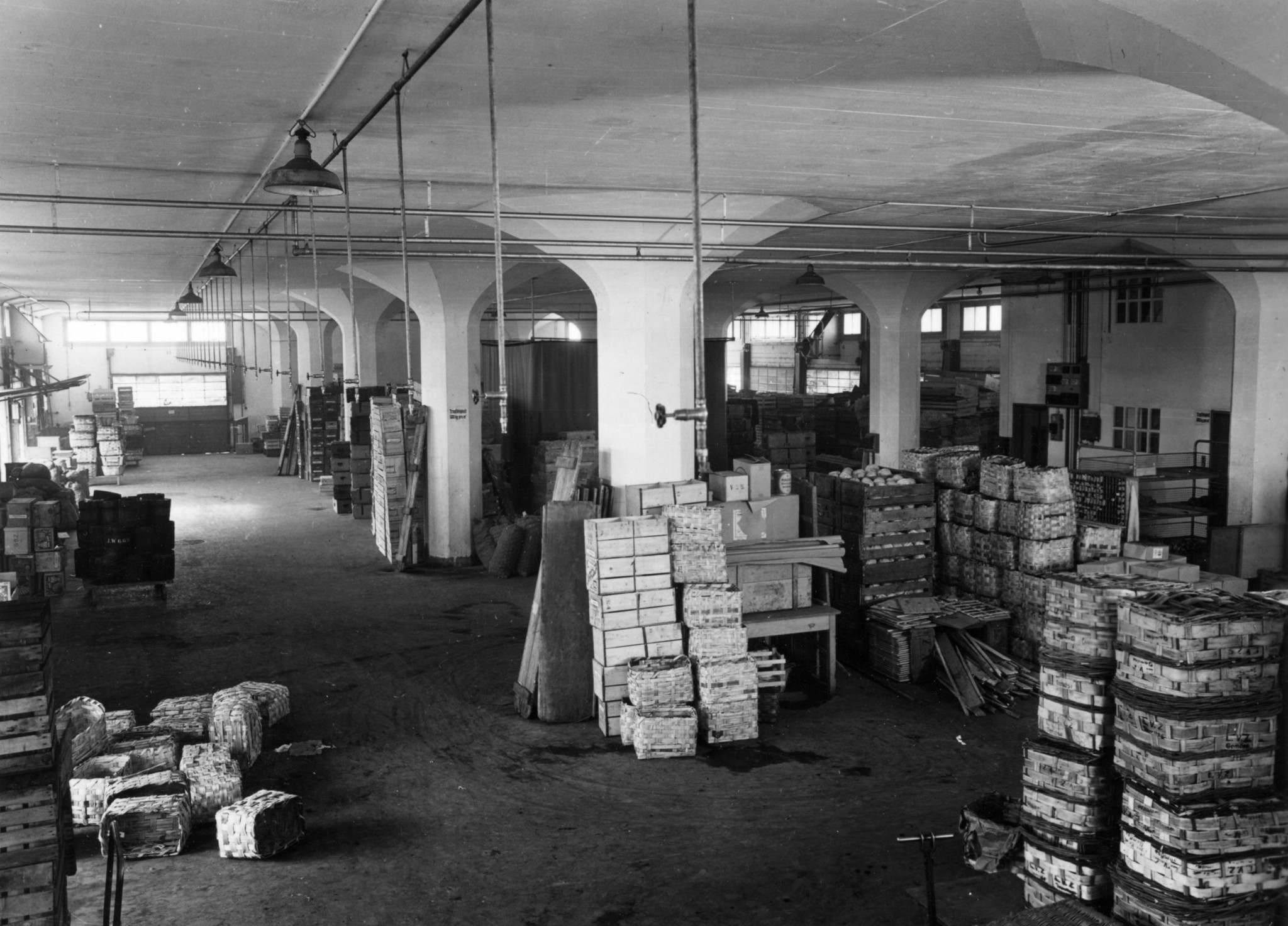 Lagerhalle mit gestappelten Holzkisten
