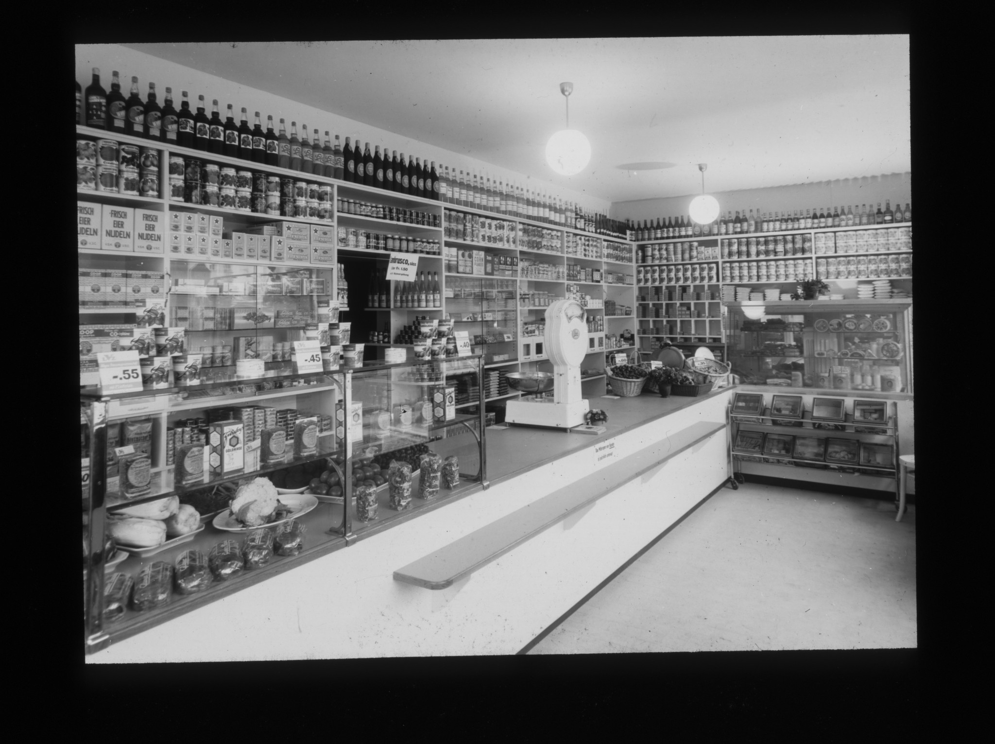 Dia: COOP/LVZ-Filiale: Innenansicht mit Theke und Regalen; Aussenansicht.