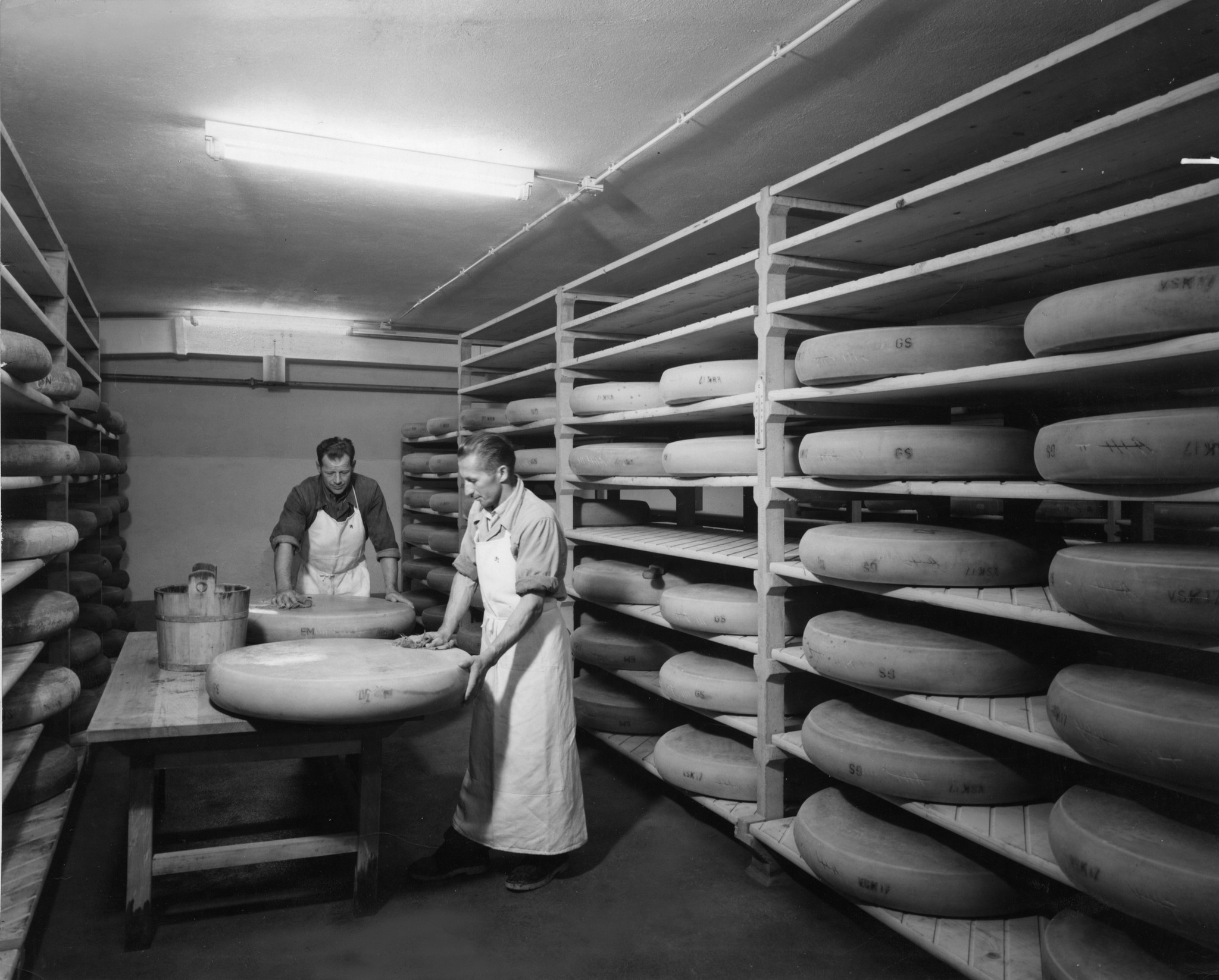 Männer beim Behandeln von Käse
